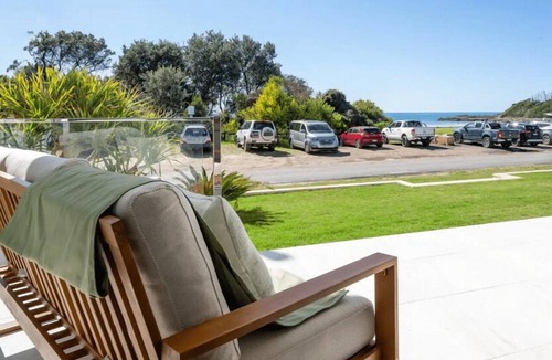 Woolgoolga House | Adrift - Front row living on Wooloolga Beach