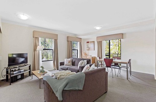 Northbridge Apartment | Affordable Central James St Apartment