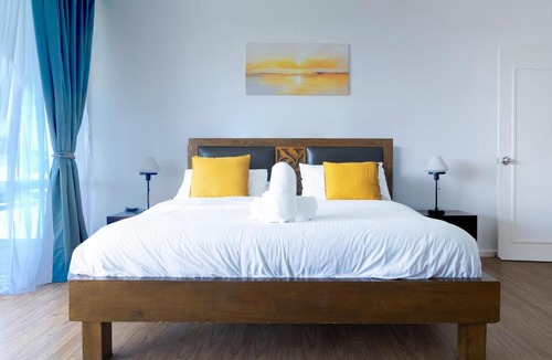 Padang Matsirat Apartment | Aislinn Seaview Villa in Nature