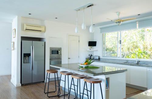 Padang Matsirat Apartment | Aislinn Seaview Villa in Nature