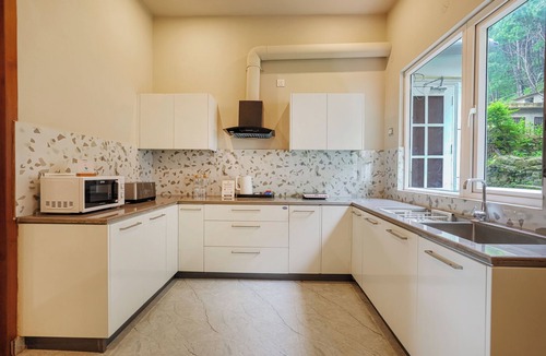 Kumarhatti Villa | Alaya stay Dochi 4BHK apt with Hill View