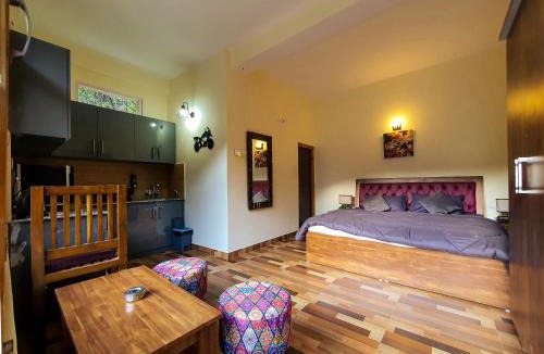 Old Manali Hotel | Alooma Valley View Stays