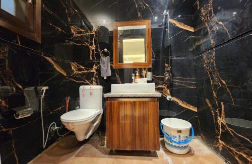 Chhatarpur Apartment | Amber 1