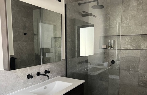 Mount Panorama House | Ambleside Retreat - Mt Panorama Racing Circuit. Stay on Conrod Straight!