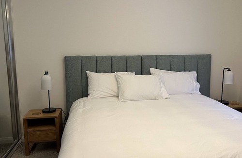 Mount Panorama House | Ambleside Retreat - Mt Panorama Racing Circuit. Stay on Conrod Straight!