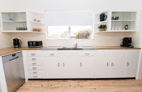 Bletchington House | Anson Cottage - 1900 CBD Home, Private & Practical