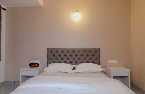 Porvorim Hotel | Apricus VP Residency