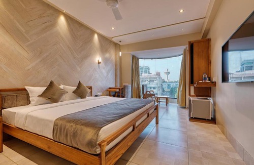 Ellis Bridge Hotel | Artilla Inn