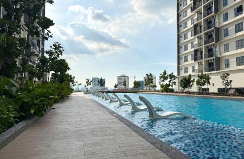 Central Seberang Perai Apartment | Aston Acacia Pool View 2BR for 5 Pax with Pool & Netflix WiFi