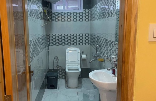 Shimla Bed & Breakfast | “Atithi Devo Bhav:”A room in BnB near Mall Road
