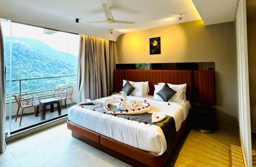 Chithirapuram Hotel | AURA 42 BY DIMORA