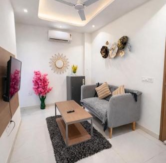Gurugram Apartment | Auric Abode - luxe Studio Near CyberHub Prime Golf Course Road Stay