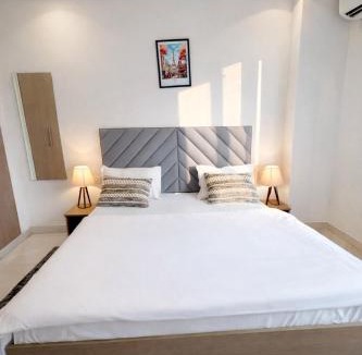 Gurugram Apartment | Auric Abode - luxe Studio Near CyberHub Prime Golf Course Road Stay