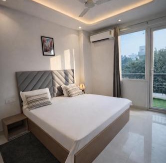 Gurugram Apartment | Auric Abode - luxe Studio Near CyberHub Prime Golf Course Road Stay