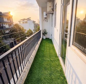 Gurugram Apartment | Auric Abode - luxe Studio Near CyberHub Prime Golf Course Road Stay