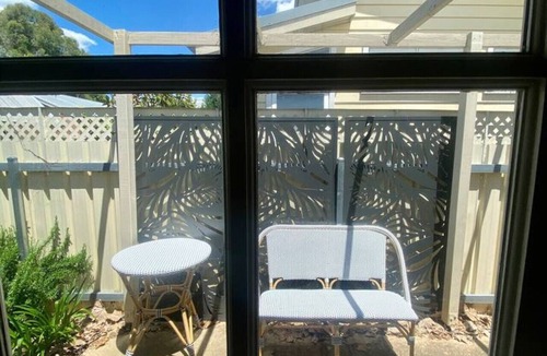 Wagga Wagga House | "Ava" on fox St. Entire central residence in peaceful st with yard & 5G WIFI