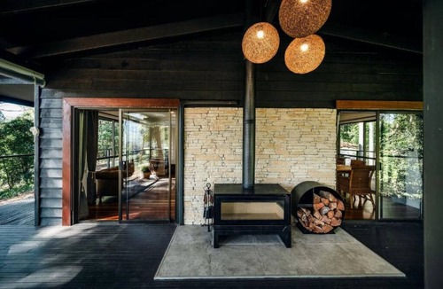 Gleniffer House | Ayatana -four bedroom house with pool, amazing views & pet friendly