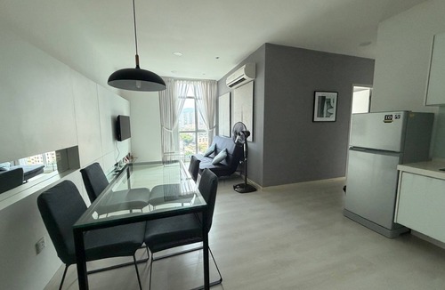 George Town Apartment | Azure 2BR Pool Suite Jelutong | Free Parking, 8min to Georgetown