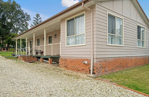 Erowal Bay House | Basin Escape by Book Jervis Bay - short walk to the waters edge.