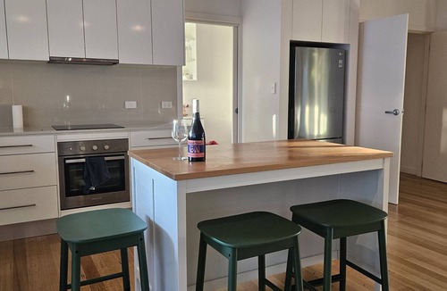 Willunga House | Bassett House Willunga - An entire spacious home on a tree lined street.