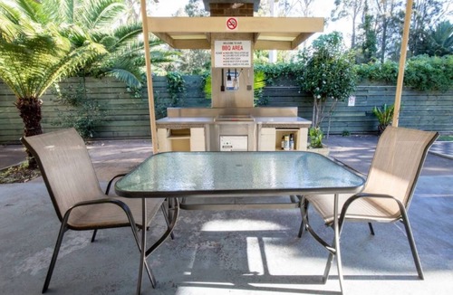 Batehaven Apartment | Batemans Bay Studio Escape with Lush Vista