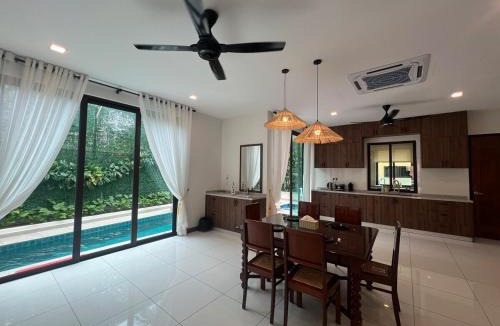 Kampung Bahasa Kapor House | Beach House WaterfrontPoolSaunaHot JacuzziWifi
