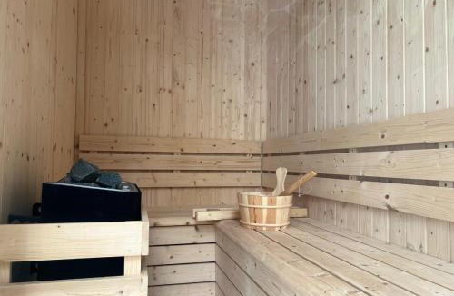 Kampung Bahasa Kapor House | Beach House WaterfrontPoolSaunaHot JacuzziWifi