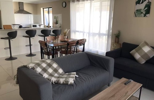 Christie Downs House | Beach&Winery Retreat| Premium King, 2Queen, 5BR 2Bath, Neflix, sleeps12, Max13