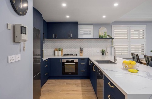 St Kilda West Apartment | Beachfront 3BR Retreat w Parking, Pool and Tennis