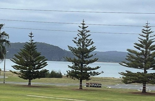 Batehaven Apartment | Beachfront Batemans Bay-Batehaven NSW 2 bedroom apartment,pool, free parking