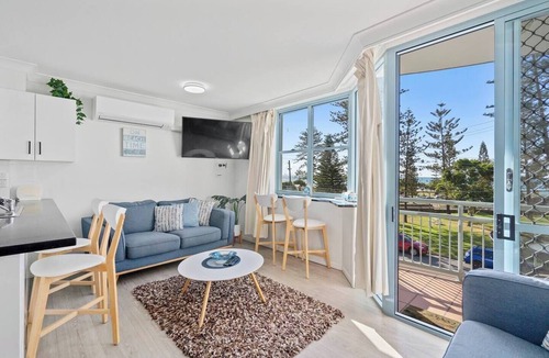 Coolangatta Apartment | Beachfront Bliss at Kirra Beach with Pool