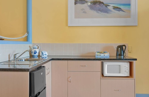 Blue Bay Apartment | Beachfront Blue Bay | Ocean Views & Spa Bath