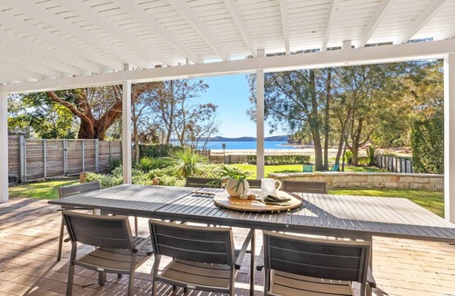 Pearl Beach House | Beachfront/sleeps 7/Ground floor