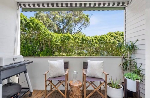 Avalon Beach House | Beachside escape steps from the surf & village