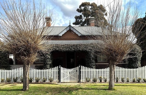 Bathurst House | Beautiful Heritage home close to CBD Sporting fields and hospital