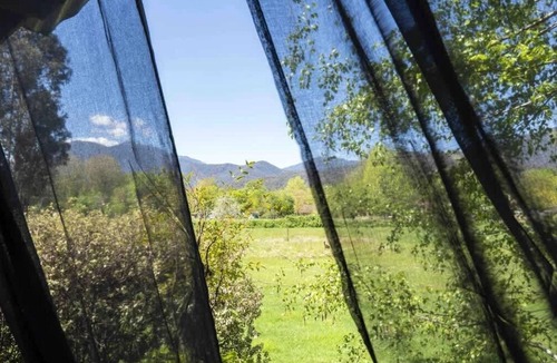 Tawonga South Villa | Beautiful romantic chalet | privtspa | near Bright