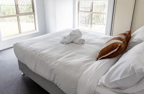 Eimeo House | Belle Vue - 4brm 2bth AC Pool Views