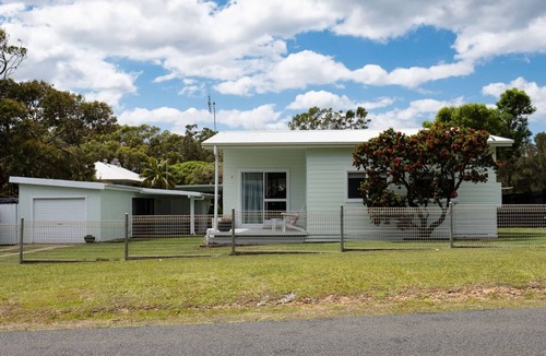 Bendalong Cottage | Bendy Beach House, beach side property at Washerwomans beach and Sting Ray Bay