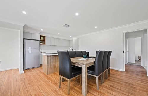 Orange House | Bligh St Bliss. Mountain Views. Family Home.