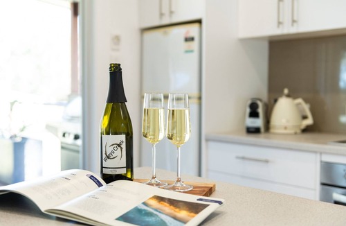 St. Georges Basin House | Blue Gum - Tranquil bush cottage on waterfront acreage with boat ramp