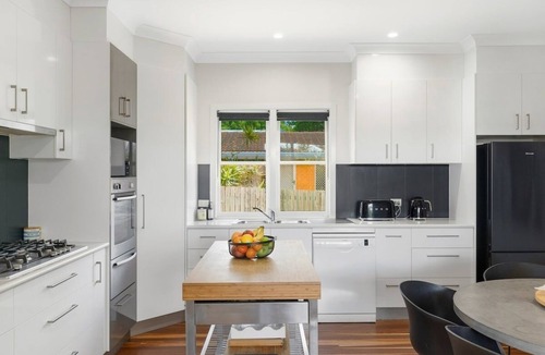 Centenary Heights House | Blue View Cottage! Simply Perfect!