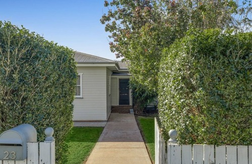 Centenary Heights House | Blue View Cottage! Simply Perfect!