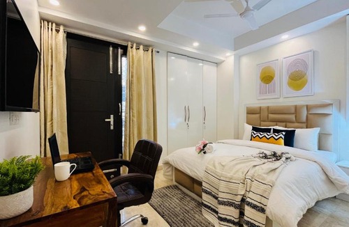 Greater Kailash Apartment | BluO 3BHK- M Block GK- Balcony, Lift