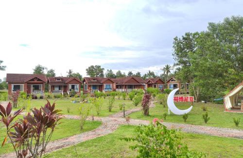 Binsulok Ski Chalet | Borneo Tropical Village Resort with Opt Tour Binsulok River Cruise