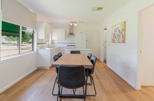 Mount Austin House | Botanic Base Pets Welcome Wagga Wagga