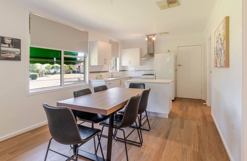 Mount Austin House | Botanic Base Pets Welcome Wagga Wagga