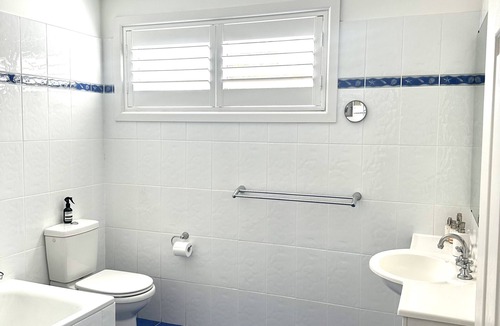 Freshwater House | Breezy, Light-filled Summer House. Walk to 2 Beaches. City busses at your door.
