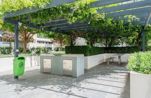 Lyneham Apartment | Bright 2-Bed Flat Near City Amenities