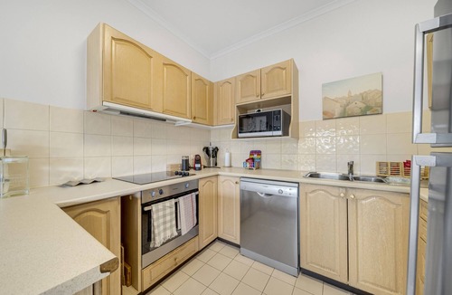 Manuka Apartment | Bright 2-Bed with Private Balcony by Telopea Park