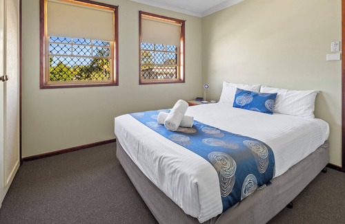 Coffs Harbour Hotel | Bright & Airy Apartment Ideal for Families or Work Crews in Coffs Harbour